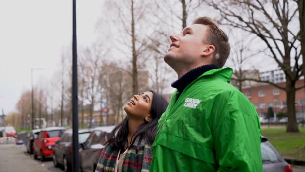 Video | Folia op campagne: &lsquo;Blij als ik het GroenLinks-jasje uit kan doen&rsquo;
